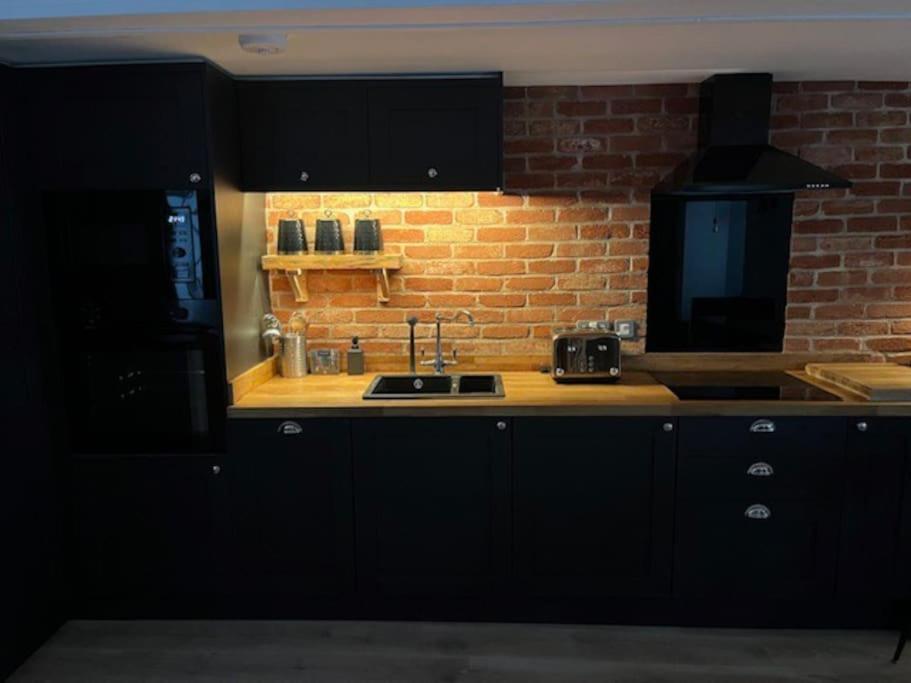 Newly Renovated Stunning Warehouse Apartment Борнмут Екстер'єр фото