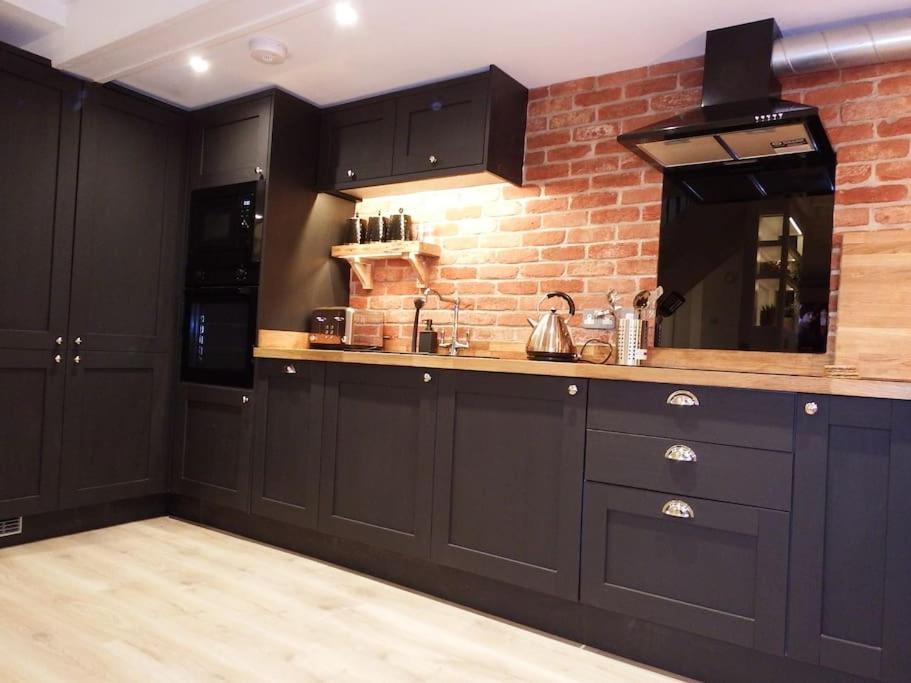 Newly Renovated Stunning Warehouse Apartment Борнмут Екстер'єр фото