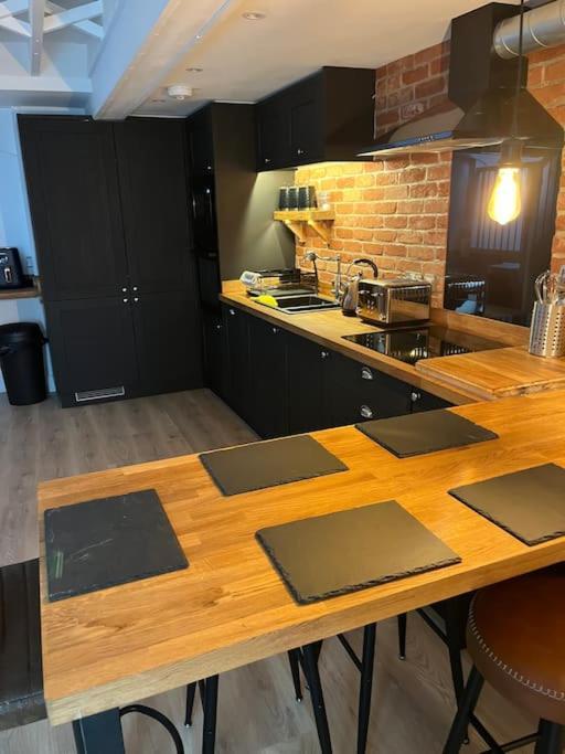 Newly Renovated Stunning Warehouse Apartment Борнмут Екстер'єр фото